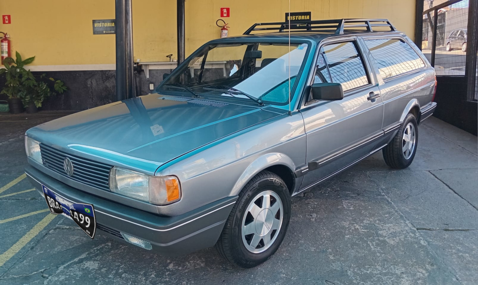 Parati placa preta com gravata.jpeg